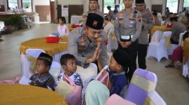 Kapolres Demak, AKBP Ari Cahya Nugraha, bersama anak yatim piatu dan penyandang disabilitas.