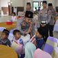 Kapolres Demak, AKBP Ari Cahya Nugraha, bersama anak yatim piatu dan penyandang disabilitas.