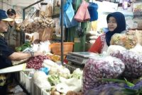 Kepala Dinas Perdagangan, Koperasi, dan UKM Kabupaten Demak, Iskandar Zulkarnain saat mengunjungi pasar tradisional.