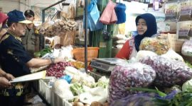 Kepala Dinas Perdagangan, Koperasi, dan UKM Kabupaten Demak, Iskandar Zulkarnain saat mengunjungi pasar tradisional.