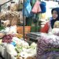 Kepala Dinas Perdagangan, Koperasi, dan UKM Kabupaten Demak, Iskandar Zulkarnain saat mengunjungi pasar tradisional.