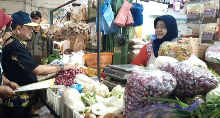 Kepala Dinas Perdagangan, Koperasi, dan UKM Kabupaten Demak, Iskandar Zulkarnain saat mengunjungi pasar tradisional.