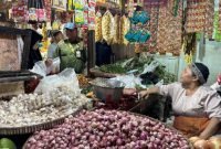Kepala Bagian Perekonomian Sekretaris Daerah Wonosobo, Joko Widodo, saay mengunjungi pasar tradisional Wonosobo, Senin (17/3).
