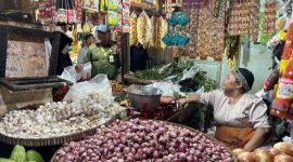 Kepala Bagian Perekonomian Sekretaris Daerah Wonosobo, Joko Widodo, saay mengunjungi pasar tradisional Wonosobo, Senin (17/3).