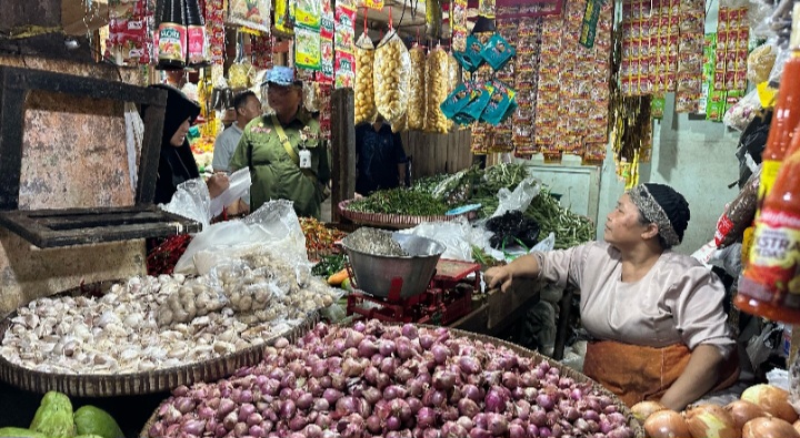 Kepala Bagian Perekonomian Sekretaris Daerah Wonosobo, Joko Widodo, saay mengunjungi pasar tradisional Wonosobo, Senin (17/3).