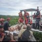 Tim SAR usai evakuasi lansia pencari enceng gondok yang terjebak badai di Rawapening.