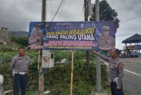 Satlantas Polres Wonosobo Pasang Rambu di Jalur Wisata Dieng.