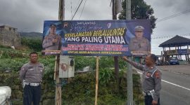 Satlantas Polres Wonosobo Pasang Rambu di Jalur Wisata Dieng.