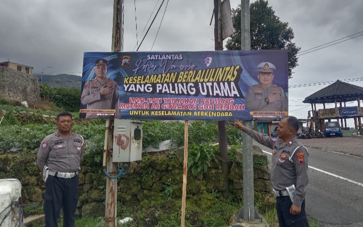 Satlantas Polres Wonosobo Pasang Rambu di Jalur Wisata Dieng.