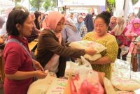 Ratusan warga memadati pasar murah di Jalan Dr. Soetomo, tepatnya di sekitar Rumah Dinas Wakil Bupati Rembang, Rabu (19/3/2025).