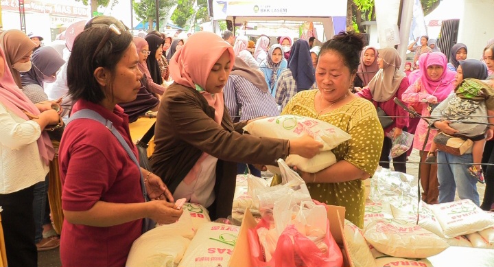 Ratusan warga memadati pasar murah di Jalan Dr. Soetomo, tepatnya di sekitar Rumah Dinas Wakil Bupati Rembang, Rabu (19/3/2025).