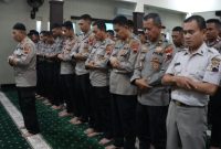Wakapolres Demak, Kompol Satya Adi Nugraha, pimpin salat Ghaib untuk Tiga Polisi yang Gugur Dalam Tugas di Lampung.