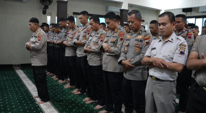 Wakapolres Demak, Kompol Satya Adi Nugraha, pimpin salat Ghaib untuk Tiga Polisi yang Gugur Dalam Tugas di Lampung.