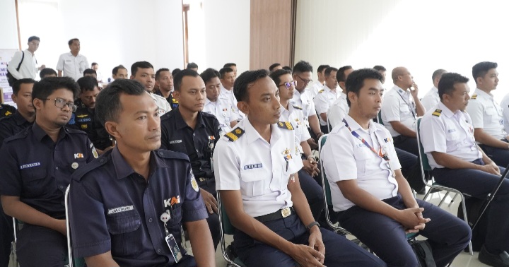 Para karyawan PT KAI DAOP IV mengikuti sosialisasi bahaya penyalahgunaan narkoba dari BNNP Jateng, di Aula Depo Lokomotif Semarang Poncol, Kamis (20/3).