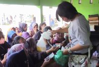 Masyarakat Rembang berebut membeli Pangan Murah di halaman parkir kantor dinas tersebut, Kamis (20/3/2025).