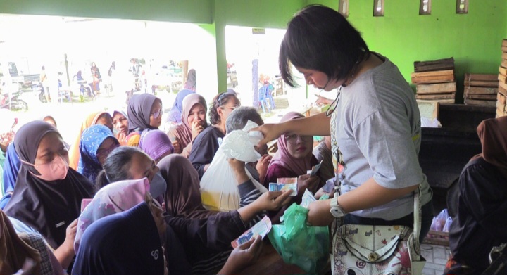Masyarakat Rembang berebut membeli Pangan Murah di halaman parkir kantor dinas tersebut, Kamis (20/3/2025).
