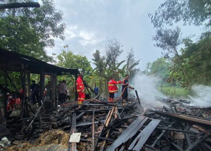 Rumah milik Senadi (39) di Desa Bogosari, Dukuh Karangturi, RT 05 RW 02, Kecamatan Guntur, Kabupaten Demak, terbakar pada Rabu (19/3).