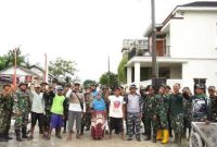Para prajurit yang tergabung dalam TMMD Reguler ke-123 di Desa Bandungrejo, Kecamatan Karanganyar, Kabupaten Demak foto bersama masyarakat setempat.