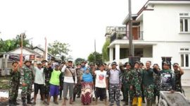 Para prajurit yang tergabung dalam TMMD Reguler ke-123 di Desa Bandungrejo, Kecamatan Karanganyar, Kabupaten Demak foto bersama masyarakat setempat.