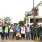 Para prajurit yang tergabung dalam TMMD Reguler ke-123 di Desa Bandungrejo, Kecamatan Karanganyar, Kabupaten Demak foto bersama masyarakat setempat.