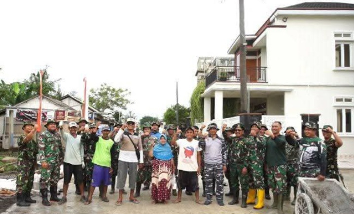 Para prajurit yang tergabung dalam TMMD Reguler ke-123 di Desa Bandungrejo, Kecamatan Karanganyar, Kabupaten Demak foto bersama masyarakat setempat.