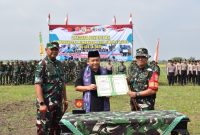 Danrem 073/Makutarama, Kolonel Inf Ari Prasetya dan Dandim 0716/Demak, Letkol Kav Maryoto menyerahkan hasil proyek TMMD Reguler ke-123 wilyah Demak kepada Pemda setempat