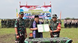 Danrem 073/Makutarama, Kolonel Inf Ari Prasetya dan Dandim 0716/Demak, Letkol Kav Maryoto menyerahkan hasil proyek TMMD Reguler ke-123 wilyah Demak kepada Pemda setempat