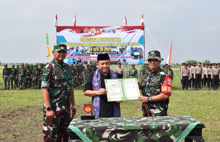 Danrem 073/Makutarama, Kolonel Inf Ari Prasetya dan Dandim 0716/Demak, Letkol Kav Maryoto menyerahkan hasil proyek TMMD Reguler ke-123 wilyah Demak kepada Pemda setempat