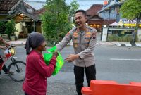 Kapolres Demak, AKBP Ari Cahya Nugraha, membagikan bantuan sosial (Bansos) di Jalan Bhayangkara Demak, Kamis (20/3/2025) sore.