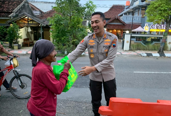 Kapolres Demak, AKBP Ari Cahya Nugraha, membagikan bantuan sosial (Bansos) di Jalan Bhayangkara Demak, Kamis (20/3/2025) sore.