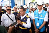 Menteri ESDM, Bahlil Lahadalia (tengah) didampingi Dirut PLN, Darmawan Prasodjo (kanan) dan Tenaga Ahli Menteri ESDM Bidang Percepatan Infrastruktur Ketenagalistrikan, Rizal Calvary (kiri) saat sesi doorstop dengan media.