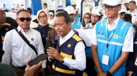 Menteri ESDM, Bahlil Lahadalia (tengah) didampingi Dirut PLN, Darmawan Prasodjo (kanan) dan Tenaga Ahli Menteri ESDM Bidang Percepatan Infrastruktur Ketenagalistrikan, Rizal Calvary (kiri) saat sesi doorstop dengan media.