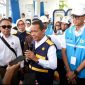 Menteri ESDM, Bahlil Lahadalia (tengah) didampingi Dirut PLN, Darmawan Prasodjo (kanan) dan Tenaga Ahli Menteri ESDM Bidang Percepatan Infrastruktur Ketenagalistrikan, Rizal Calvary (kiri) saat sesi doorstop dengan media.