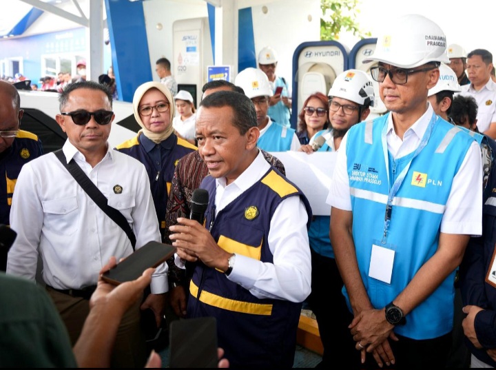 Menteri ESDM, Bahlil Lahadalia (tengah) didampingi Dirut PLN, Darmawan Prasodjo (kanan) dan Tenaga Ahli Menteri ESDM Bidang Percepatan Infrastruktur Ketenagalistrikan, Rizal Calvary (kiri) saat sesi doorstop dengan media.