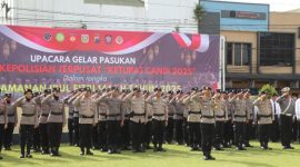 Sebanyak 350 personel Polres Wonosobo bersama dengan personel Kodim, Dishub, Satpol PP Wonosobo dan berbagai stakeholder terkait mengikuti upacara gelar pasukan dalam rangka Operasi Kepolisian Terpusat Ketupat Candi 2025 di halaman Mapolres Wonosobo, Jumat (21/3).