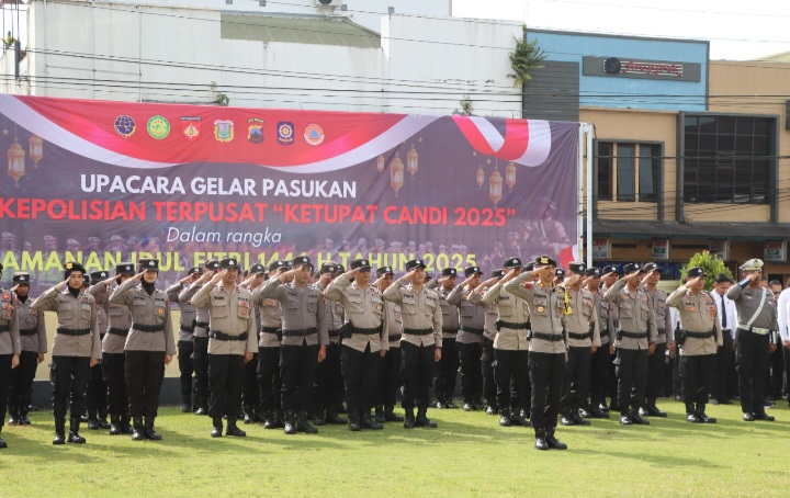 Sebanyak 350 personel Polres Wonosobo bersama dengan personel Kodim, Dishub, Satpol PP Wonosobo dan berbagai stakeholder terkait mengikuti upacara gelar pasukan dalam rangka Operasi Kepolisian Terpusat Ketupat Candi 2025 di halaman Mapolres Wonosobo, Jumat (21/3).