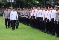 Bupati Kudus, Sam'ani Intakoris, memeriksa barisan peserta apel gelar Operasi Ketupat Candi 2025 di Alun-alun Simpang Tujuh Kudus, Jumat (21/3/2025).