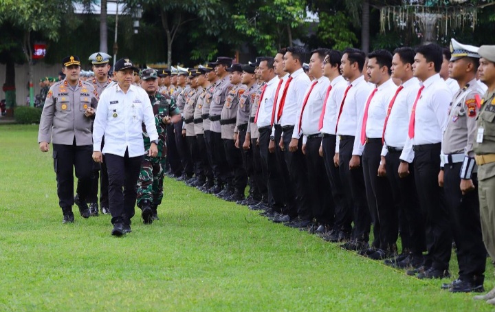 Bupati Kudus, Sam'ani Intakoris, memeriksa barisan peserta apel gelar Operasi Ketupat Candi 2025 di Alun-alun Simpang Tujuh Kudus, Jumat (21/3/2025).