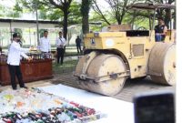 Bupati Magelang, Grengseng Pamuji, turut memusnahkan barang bukti hasil Operasi Pekat Candi 2025, yang  berlangsung di area Stadion Amarta Magelang, Jumat (21/3/2025).