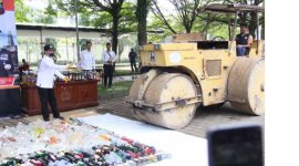 Bupati Magelang, Grengseng Pamuji, turut memusnahkan barang bukti hasil Operasi Pekat Candi 2025, yang  berlangsung di area Stadion Amarta Magelang, Jumat (21/3/2025).