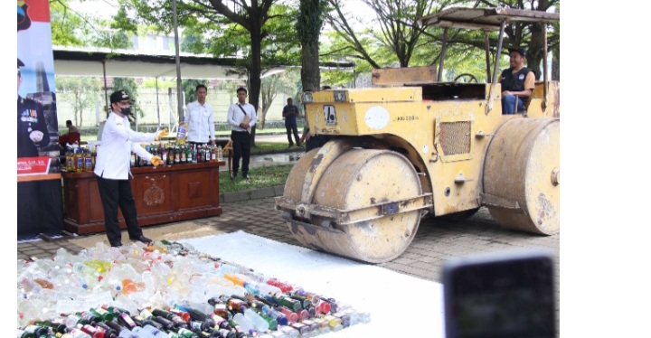 Bupati Magelang, Grengseng Pamuji, turut memusnahkan barang bukti hasil Operasi Pekat Candi 2025, yang  berlangsung di area Stadion Amarta Magelang, Jumat (21/3/2025).