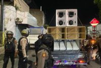 Satuan Samapta Polres Demak sedsng menertibkan penggunaan sound system berlebihan atau battle sound pada Giatkan Patroli, Minggu (22/3/25).