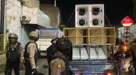 Satuan Samapta Polres Demak sedsng menertibkan penggunaan sound system berlebihan atau battle sound pada Giatkan Patroli, Minggu (22/3/25).