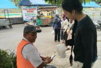 Komisi Remaja pemuda GKI Rembang sedang membagikan takjil kepada uang membutuhkan.