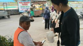 Komisi Remaja pemuda GKI Rembang sedang membagikan takjil kepada uang membutuhkan.