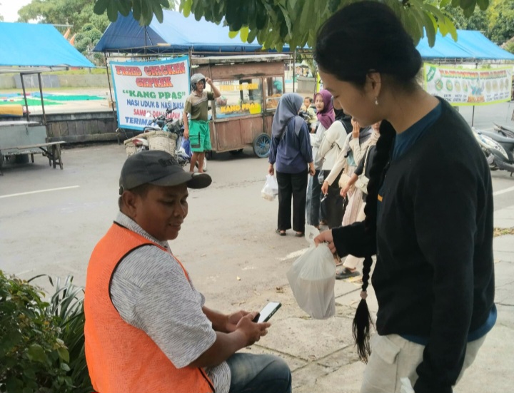 Komisi Remaja pemuda GKI Rembang sedang membagikan takjil kepada uang membutuhkan.