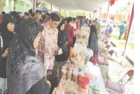 Bupati Magelang, Grengseng Pamuji (mengenakan pakaian adat Jawa) meninjau pasar murah di area parkir kawasan Gelora Nusantara, Sabtu (22/3/2025).