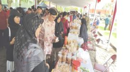 Bupati Magelang, Grengseng Pamuji (mengenakan pakaian adat Jawa) meninjau pasar murah di area parkir kawasan Gelora Nusantara, Sabtu (22/3/2025).