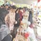 Bupati Magelang, Grengseng Pamuji (mengenakan pakaian adat Jawa) meninjau pasar murah di area parkir kawasan Gelora Nusantara, Sabtu (22/3/2025).