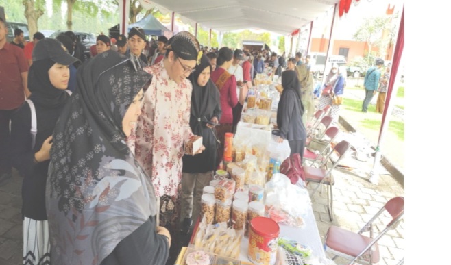 Bupati Magelang, Grengseng Pamuji (mengenakan pakaian adat Jawa) meninjau pasar murah di area parkir kawasan Gelora Nusantara, Sabtu (22/3/2025).